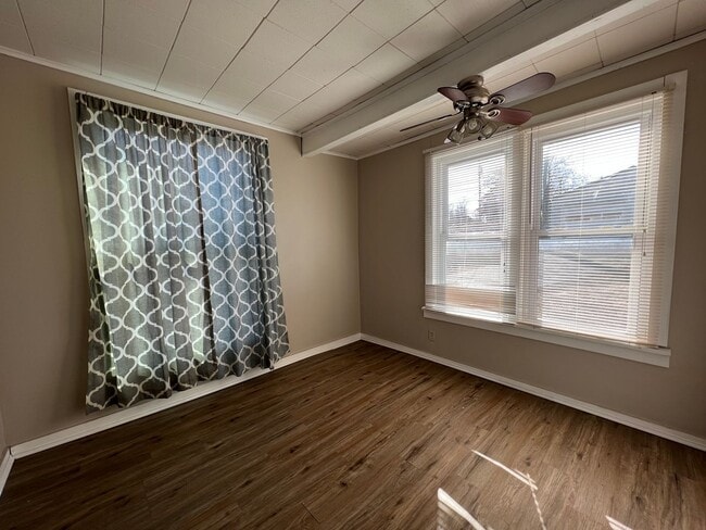 Building Photo - 3 bedroom 1.5 bathroom