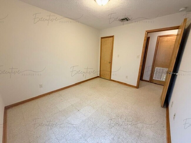 Building Photo - 2204 N Malcolm St