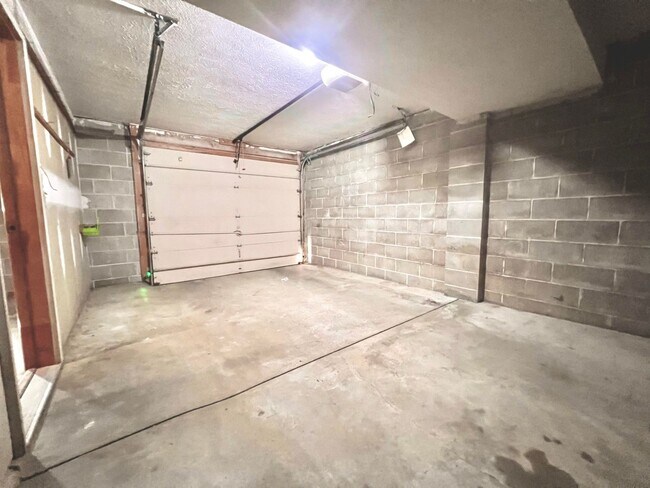 Building Photo - Beautiful 4 bed, 2 bath house at $1,795