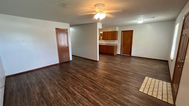 Building Photo - 3 Bed 2 Bath in OKC!