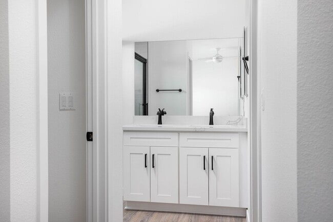 Building Photo - 4bd/2ba home with AC, off street parking and private yard!