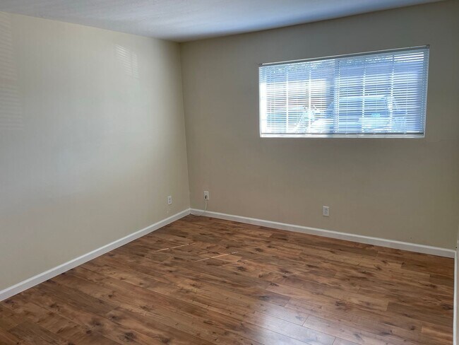 Building Photo - Bright 2 Bedroom Unit with Patio