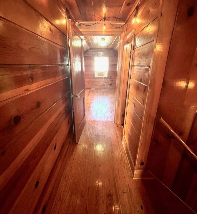 Building Photo - Very Unique 5 Bedroom Home on Large Lot