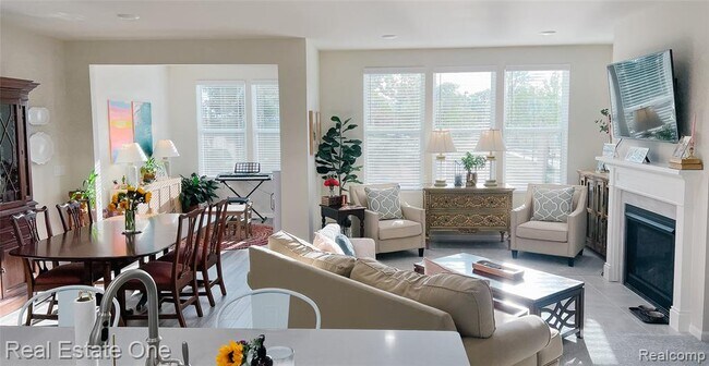 Building Photo - 4932 Glenora Dr