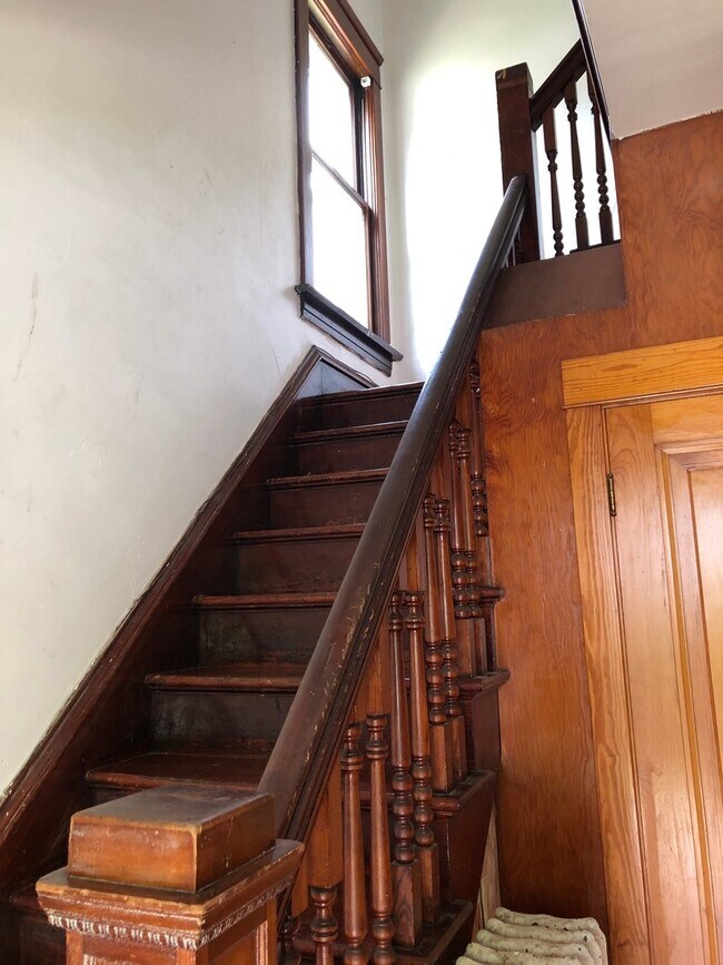 Building Photo - Mom's Moline