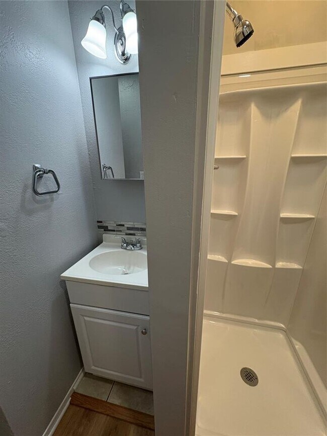 Building Photo - Fully Remodeled 1 bath Washer /Dryer