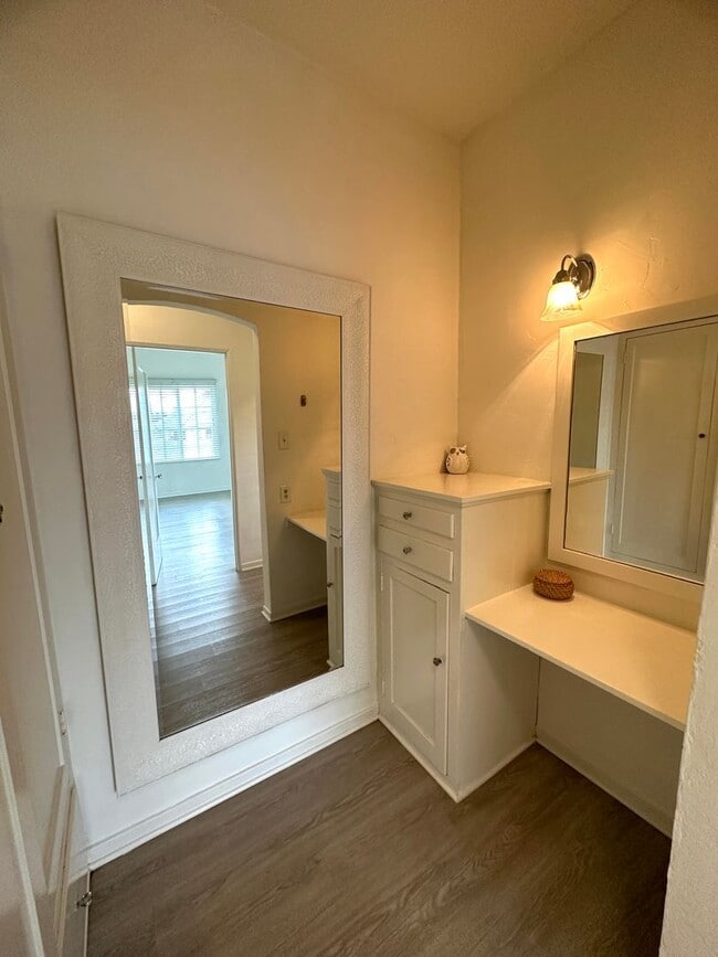 Building Photo - Vintage Style 1+1 - New Kitchen Appliances, Plank Floors, Balcony, pet friendly