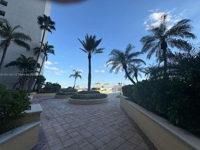 Building Photo - 7601 E Treasure Dr