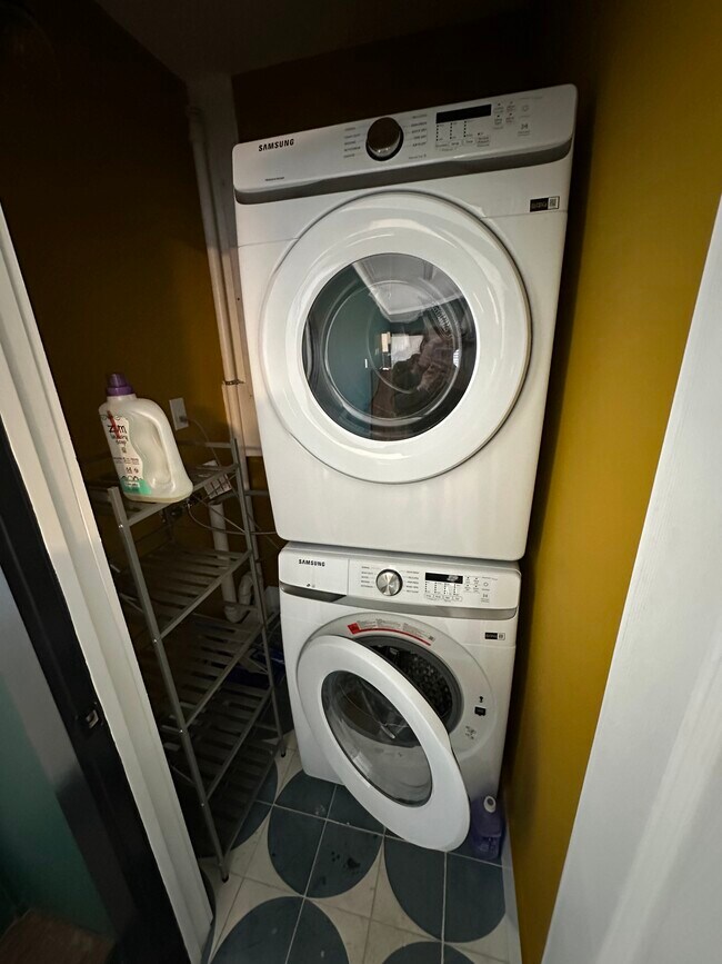 Building Photo - 2828 Emery Dr