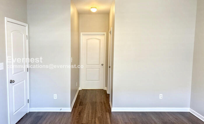 Building Photo - 215 Village Springs Dr