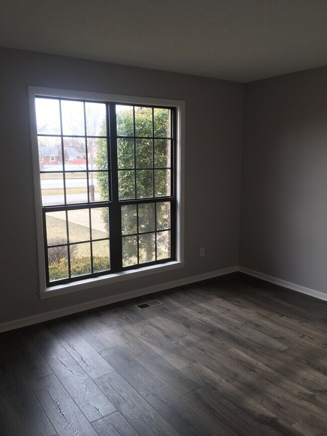 Building Photo - Beautifully Renovated 3 Bedroom 2 Bath Hou...