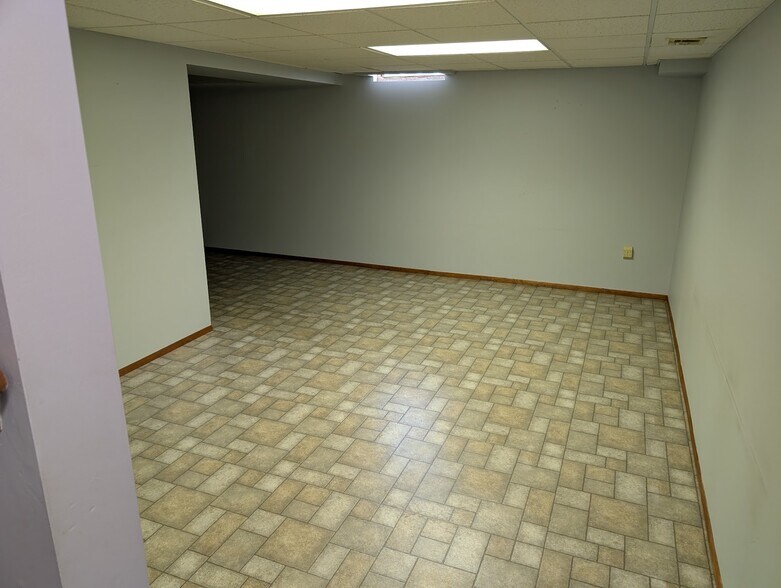 Building Photo - 38928 Country Cir