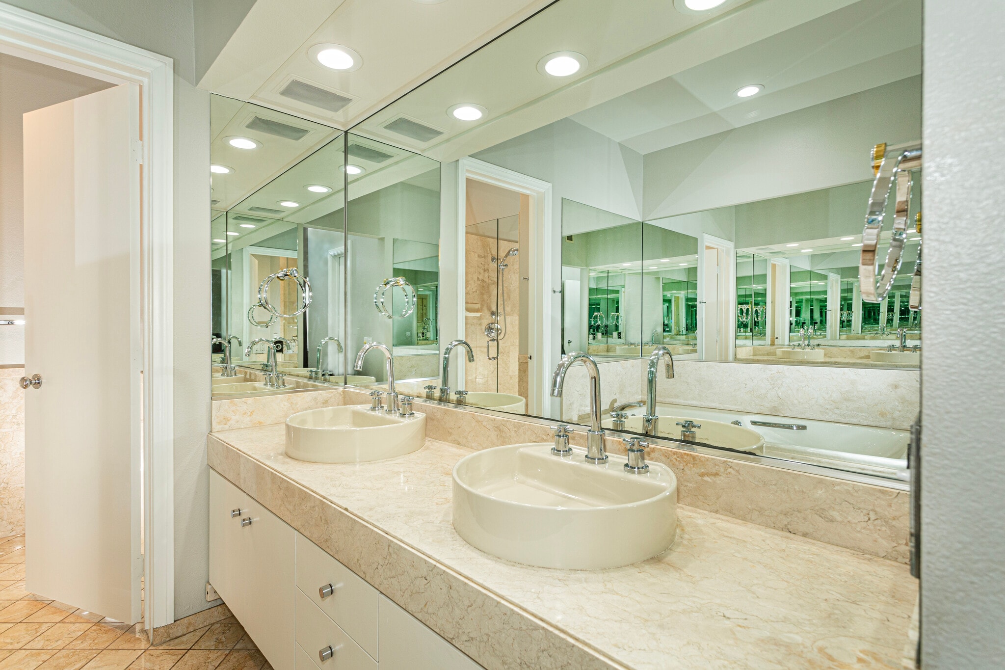 spa, tub and shower - 700 Front St