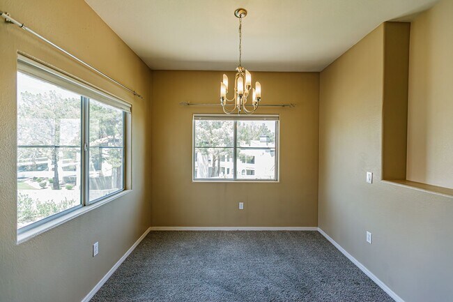 Building Photo - Upstairs condo in gated community