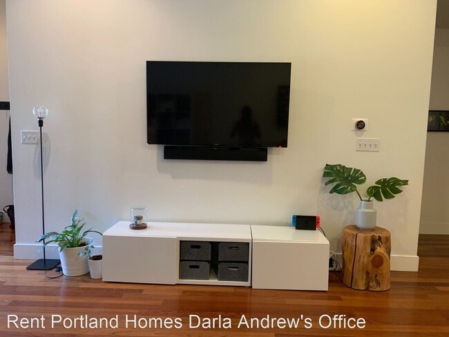 Building Photo - 1636 NW Riverscape St