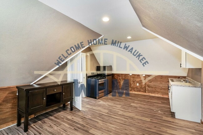 Building Photo - 2720 N Oakland Ave