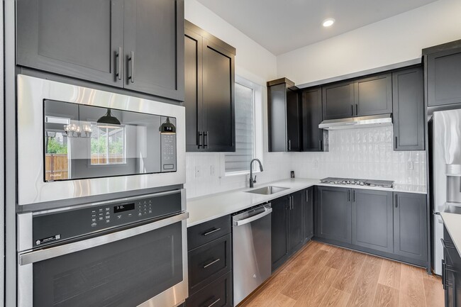 Building Photo - Beautiful New Build 4 Bed, 3 Bath Rental H...