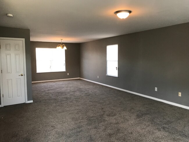 Building Photo - Greenfield - 4 Bedroom