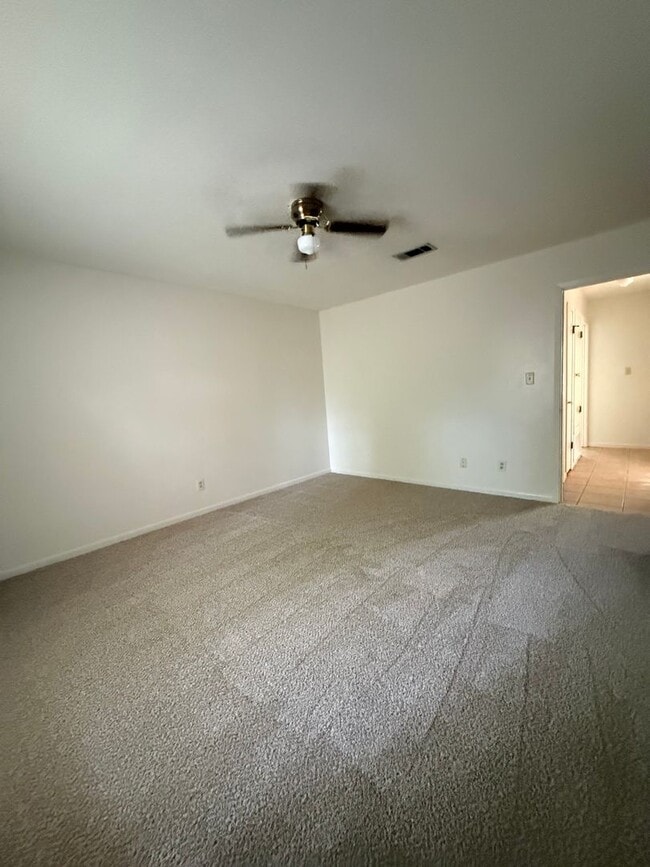 Building Photo - New Listing!