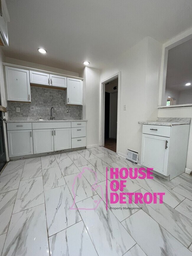 Building Photo - Summer Special~ 3 BEDROOM 1 BATH BUNGALOW ...
