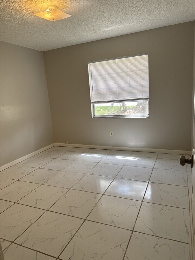 Primary Photo - 2 bedroom 1 bath unit available for immedi...