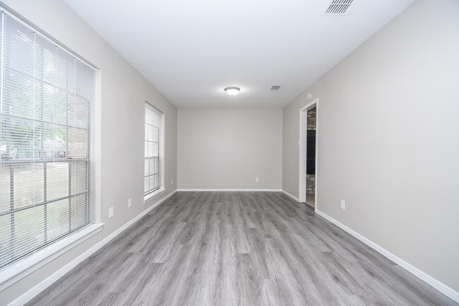 Building Photo - 422 Skywood Dr