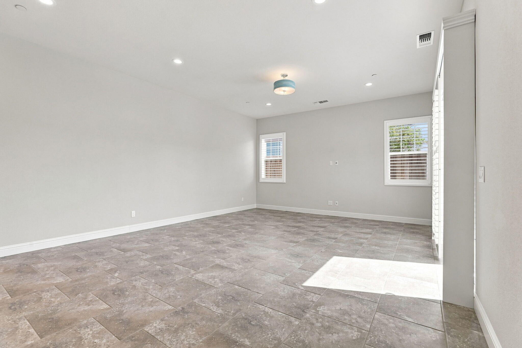 Building Photo - 2964 Bluffs Dr