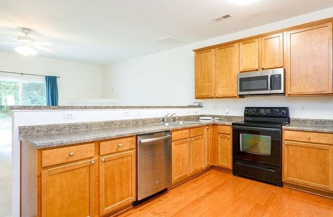 Building Photo - Maintenance-Free beautiful  3 bedroom 2.5 bath townhouse in Burlington