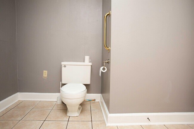 Building Photo - 504 W 33rd St