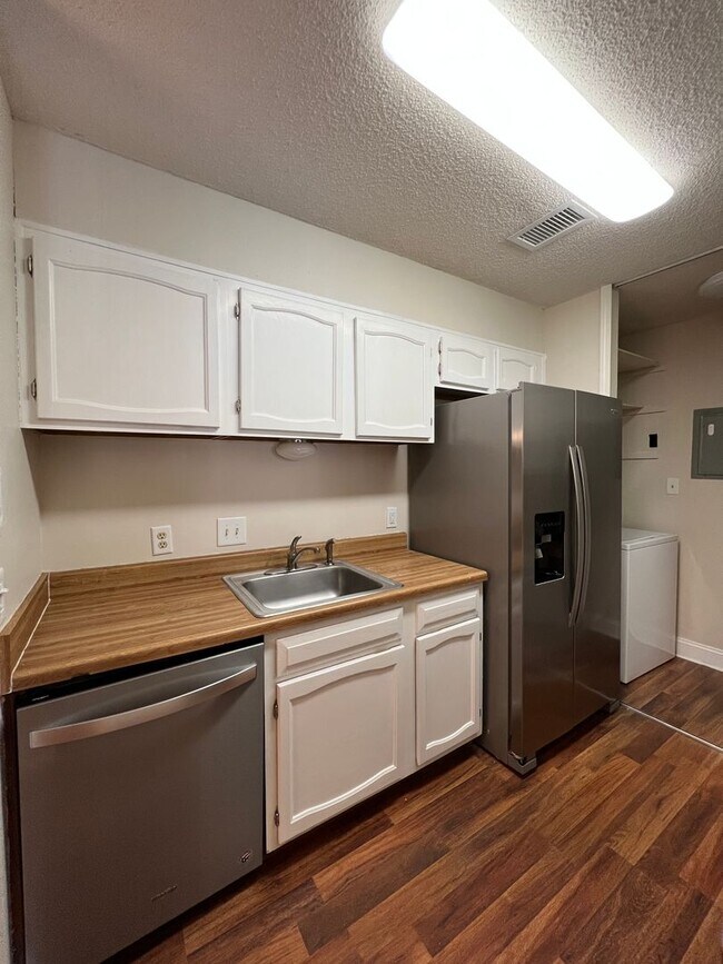 Building Photo - 2 Bedrooms w/ Scenic View