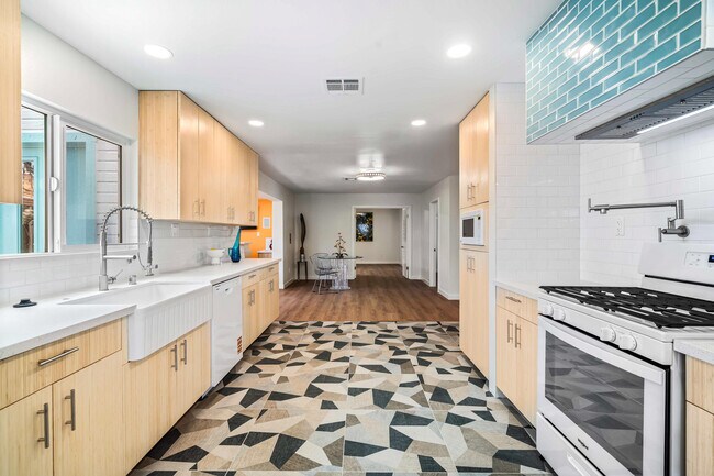 Building Photo - 117 Aliso Dr