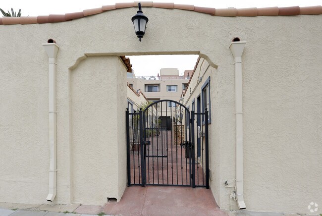 Building Photo - 400-406 Civic Center Dr