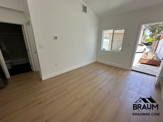 Building Photo - 1109 La Peer Dr