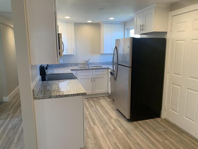 Building Photo - 3498 Valley Heights Dr