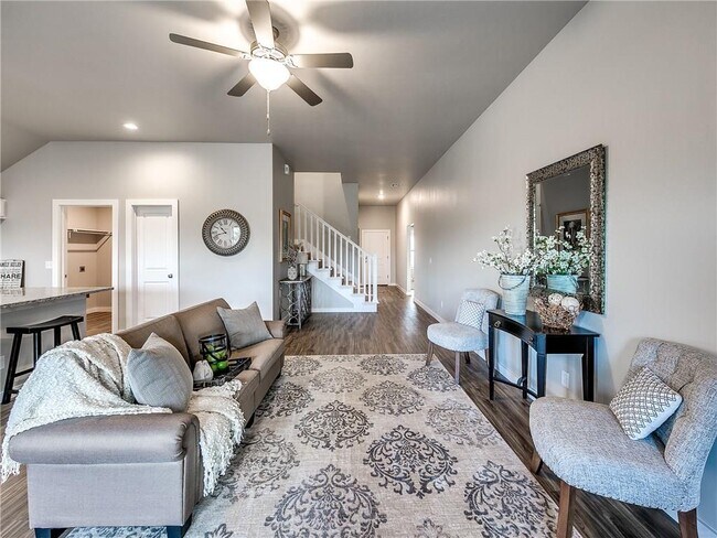 Building Photo - 1270 Lakeview Dr