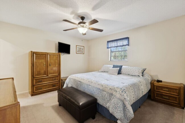 Building Photo - Peaceful Country Living Close to Everything