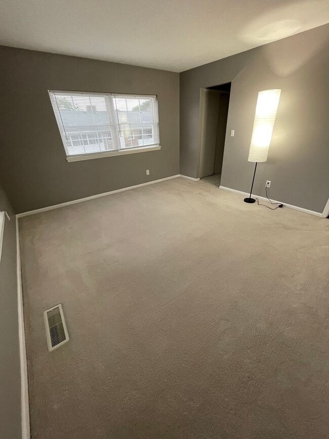 Building Photo - 6970 Carriage Hill Dr