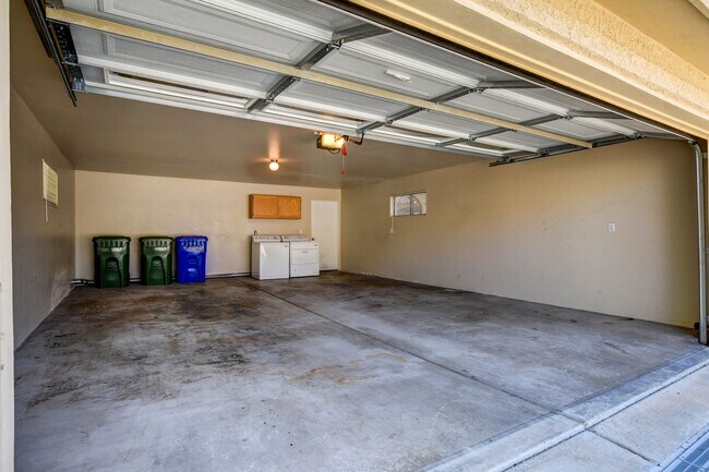 Building Photo - Pet Friendly 4 bedroom, 3 bath home for rent!