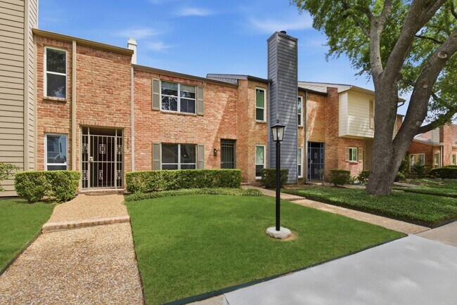 Building Photo - 1011 Fountain View Dr