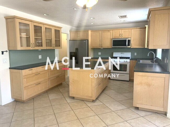Building Photo - 3055 E San Juan Rd