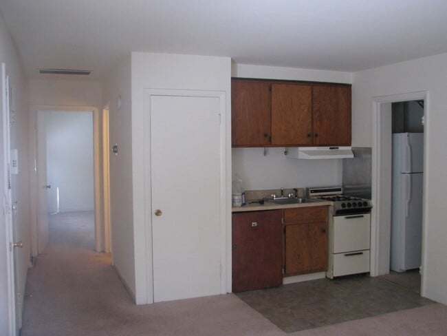 Building Photo - One Bedroom Available at Arlington Court