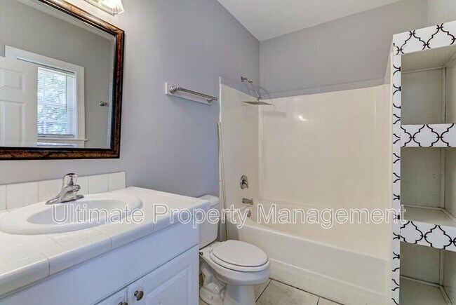 Building Photo - 220 Rose Ave