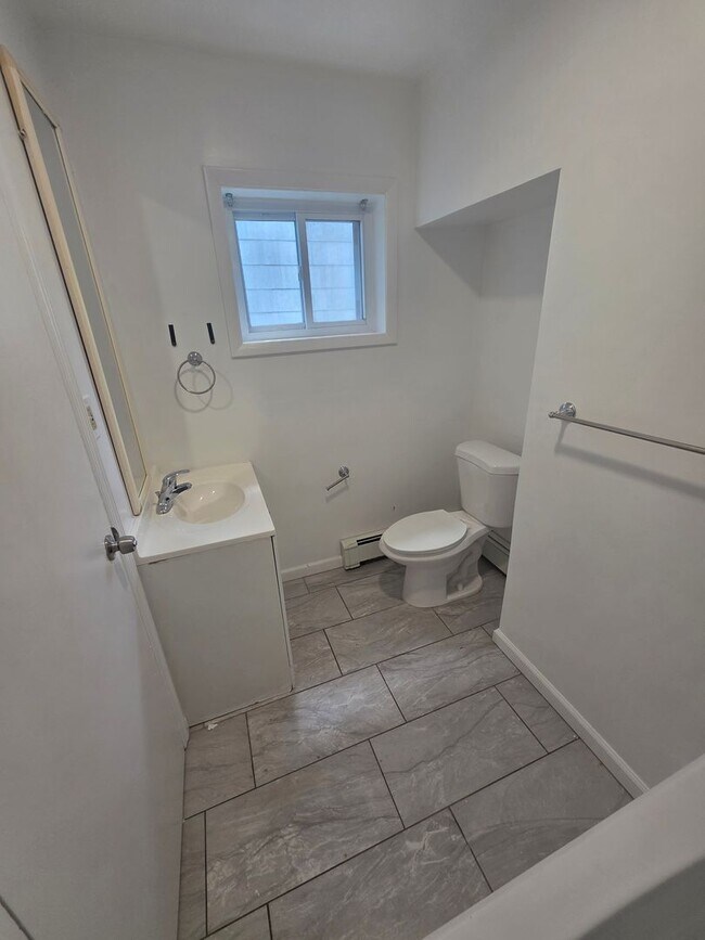 Building Photo - 2 bedroom apartment building - Poughkeepsie