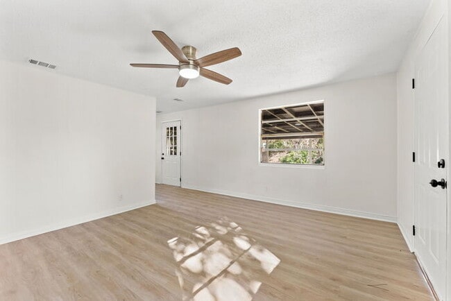 Building Photo - Renovated 2 Bedroom Home on Spacious Corner Lot