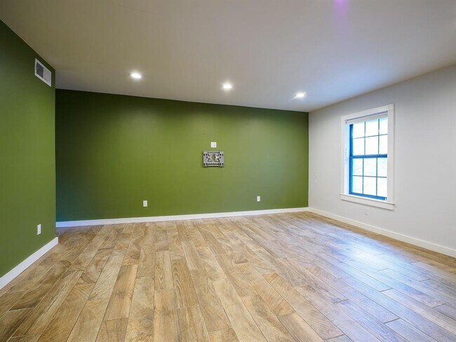 Building Photo - 2302 East Side Dr