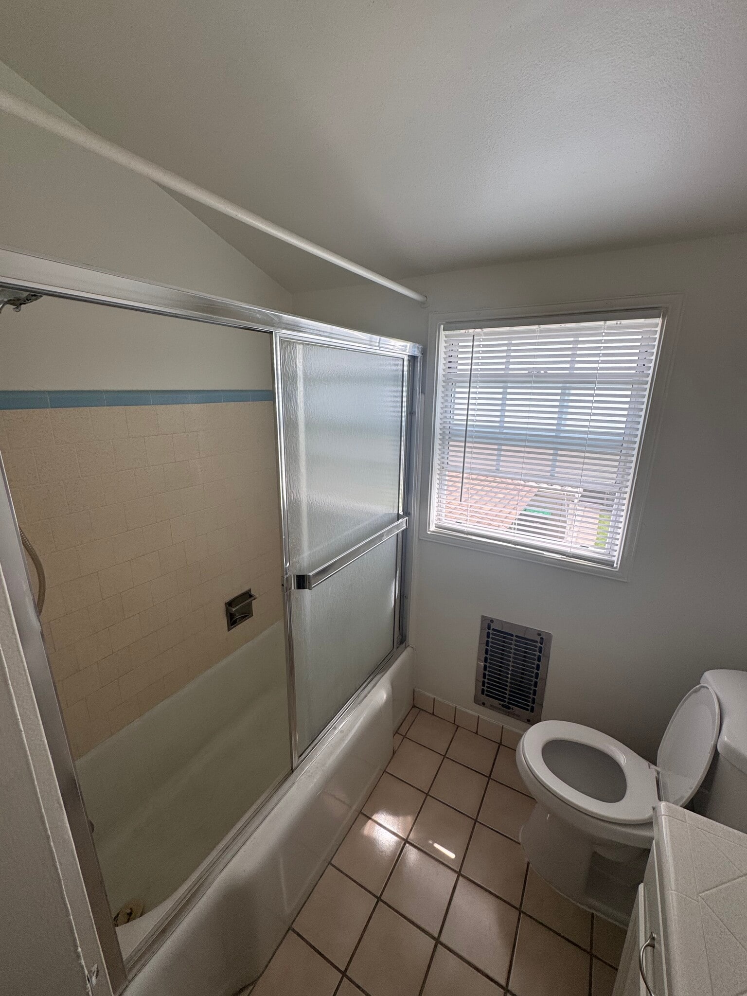 Bathroom - 424 W Riggin St