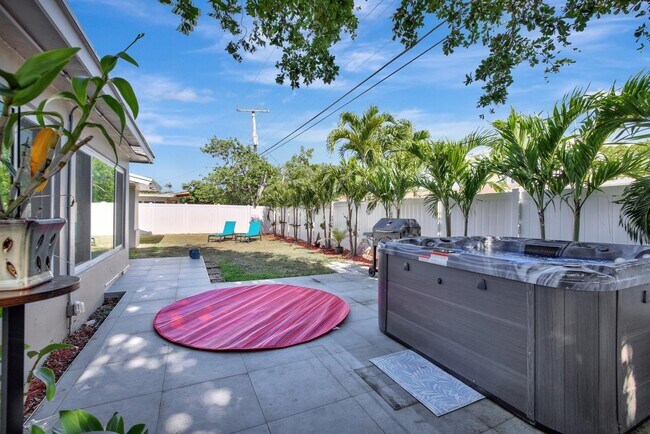 Building Photo - 2260 NE 62nd St