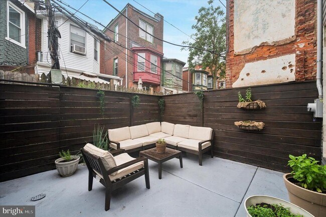 Building Photo - 1233 N Hollywood St