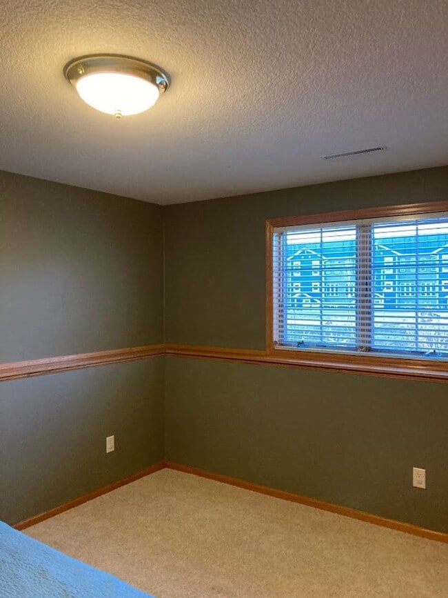 Building Photo - 4 Bedroom Twin Home