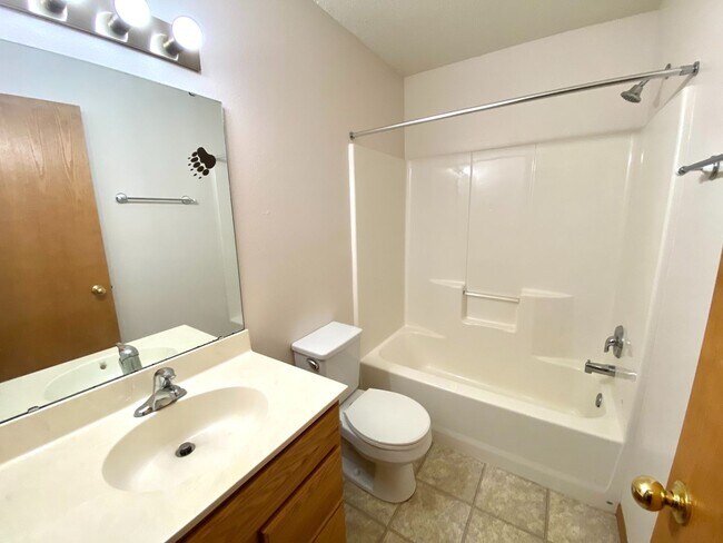 Building Photo - 3 bed Twinhome!!